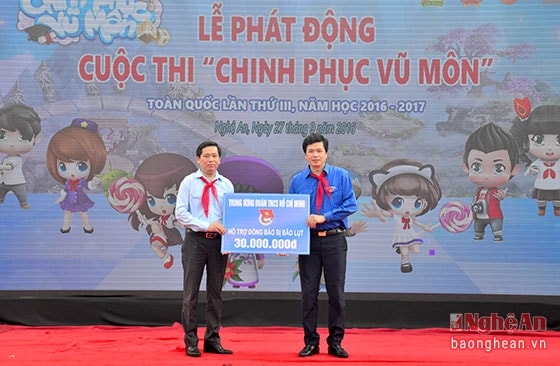 Ban Bí thư Trung ương Đoàn trao hỗ trợ cho đồng bào bị ảnh hưởng lũ lụt ở Nghệ An.