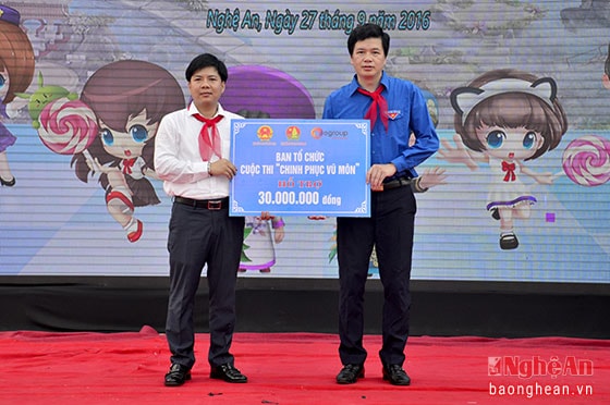 Ban tổ chức trao hỗ trợ cho người dân các huyện Quỳ Hợp, Quỳ Châu, Tương Dương bị thiệt hại trong đợt lũ lụt vừa qua.