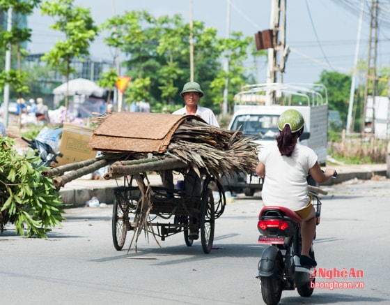 Người điều khiển xe đạp, xe máy, xe thơ sơ xếp hàng hoá quá giới hạn quy định không đảm bảo ATGT sẽ bị phạt từ 60.000đ – 80.000đ.