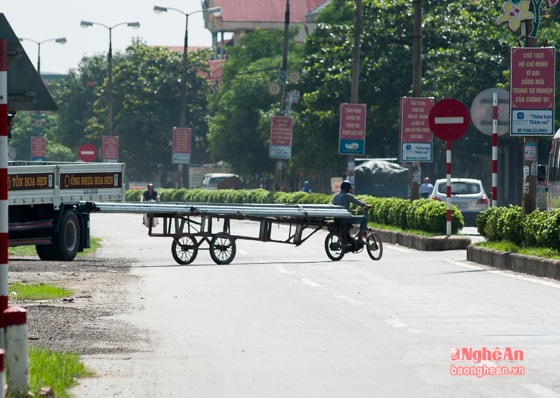 Không chỉ xích lô, ba gác, những chiếc xe kéo được lai bởi xe gắn máy chở sắt thép chạy với tốc độ cao khiến không ít người đi đường phải e ngại.