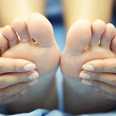 Ngón tay và ngón chân: Kiểm tra mặt trước, mặt sau của cẳng chân, bàn chân, kẽ ngón chân và lòng bàn chân. Đừng quên kiểm tra móng tay và móng chân. Các dải sắc tố mới và bất thường trên móng tay có thể là dấu hiệu của bệnh ung thư.  