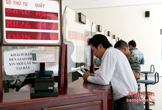 Người dân đến giao dicjh tại Bộ phận tiếp nhận và trả kết quả UBND huyện Diễn Châu.
