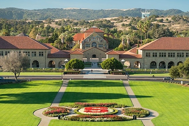 Đứng thứ ba trên bảng xếp hạng là Đại học Stanford. Khoản tiền hàng năm mà sinh viên hệ đại học cần đóng khoảng 47.331 USD.