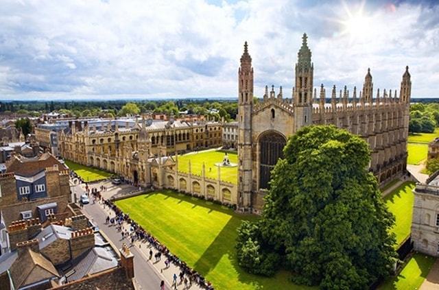 Mức học phí đối với sinh viên Anh và các nước thuộc EU của Đại học Cambridge tương đương Đại học Oxford - 9 nghìn bảng (khoảng 11,8 nghìn USD). Trong khi đó, học phí đối với sinh viên các nước ngoài EU cao hơn, từ 23.198 USD đến 35.310 USD