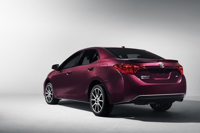 Toyota cũng nâng cấp trang bị an toàn cho Corolla 2017