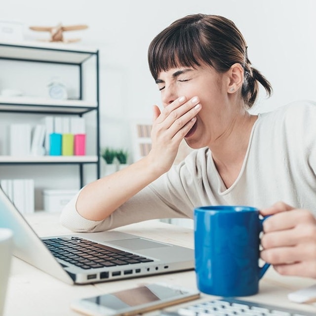 Thiếu ngủ: Nhiều người cho rằng cà phê là giải pháp tự nhiên giúp bạn tỉnh táo hơn khi buồn ngủ. Nhưng một nghiên cứu mới đây cho thấy caffeine sẽ không có tác dụng như vậy nếu bạn ngủ ít hơn 5 giờ mỗi ngày trong 3 đêm liên tục. Thiếu ngủ gây suy giảm đáng kể trong hoạt động nhận thức và caffeine không thể cải thiện được tình trạng này dù bạn uống nhiều.