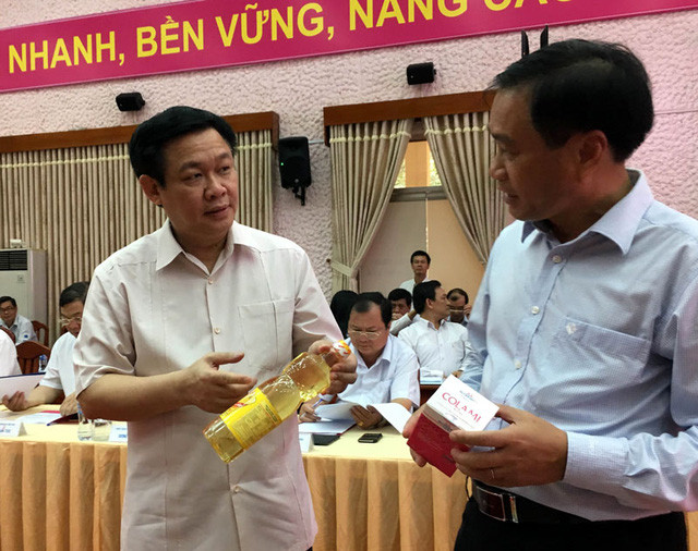 Phó Thủ tướng Vương Đình Huệ hỏi Chủ tịch tỉnh Đồng Tháp về giá dầu ăn sản xuất tại địa phương