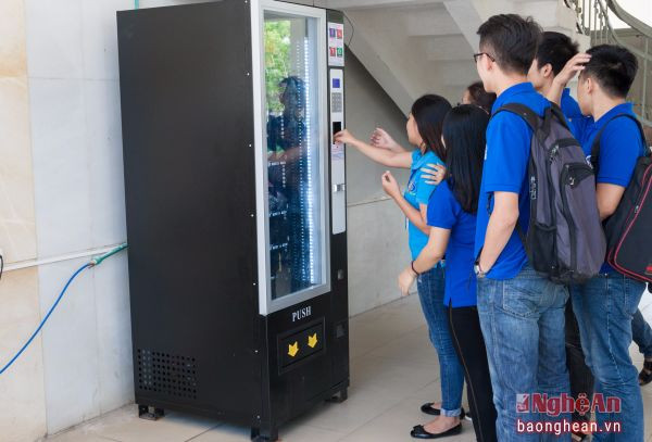 Các em sinh viên trường Đại học Vinh thích thú khi máy bán hàng tự động mang lại nhiều tiện ích thiết thực