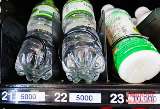 Giá bán các đồ ăn uống được ghi rõ trên các sản phẩm có trong tủ