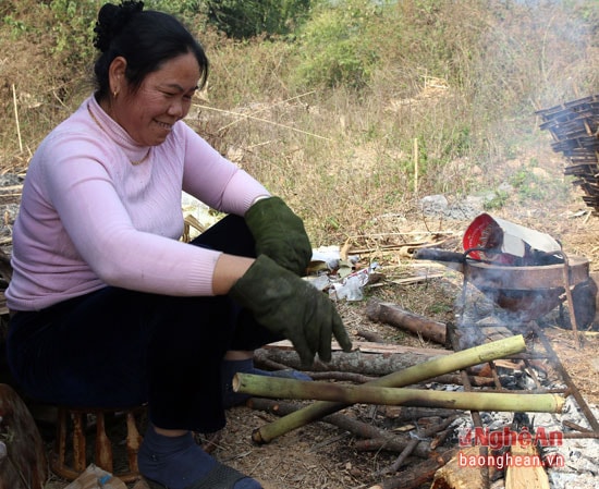 Món nòng nọc được nướng trong ống nứa.