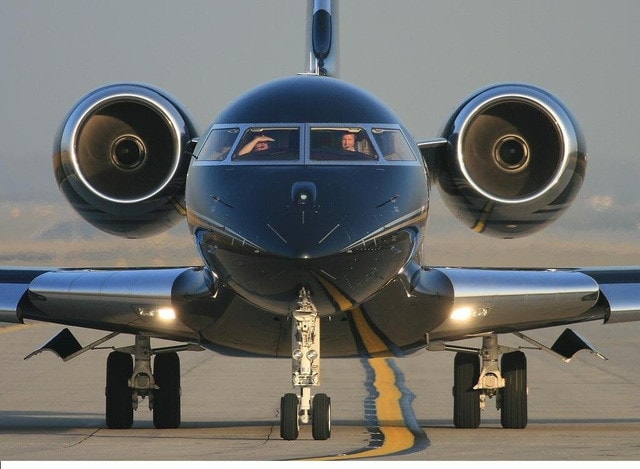 Chuyên cơ của ông là chiếc Global Express BD-700 do Bombardier chế tạo. Đây là thương hiệu dẫn đầu trong lĩnh vực chế tạo máy bay tư nhân sang trọng. Chiếc phi cơ có giá 45 triệu USD