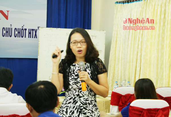 Cô Vũ Thị Bích Hà, giảng viên Trường bồi dưỡng cán bộ Liên minh HTX Việt Nam truyền đạt kiến thức cho các học viên.