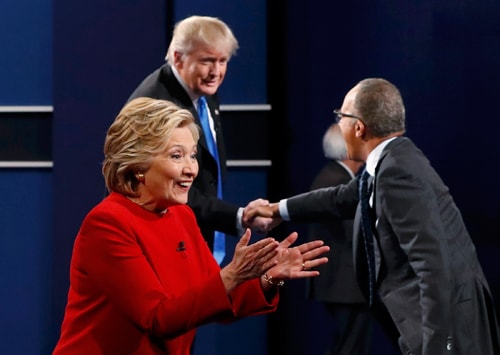 Bà Clinton chào những người ủng hộ, trong khi ông Trump bắt tay người dẫn chương trình Lester Holt sau cuộc tranh luận. Ảnh: Reuters
