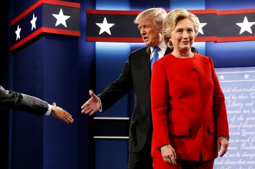 Bà Clinton được đánh giá là đã làm lu mờ ông Trump trong đêm tranh luận. Ảnh: Reuters