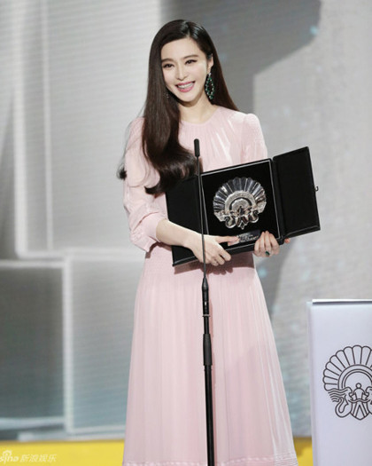 Phạm Băng Băng diện đầm hồng dáng dài, cười tươi khi lên sân khấu nhận giải.