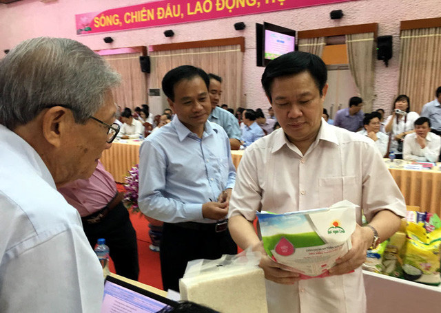 Phó Thủ tướng Vương Đình Huệ trao đổi với GS,TS. Nguyễn Ngọc Trân về gạo xuất khẩu của ĐBSCL