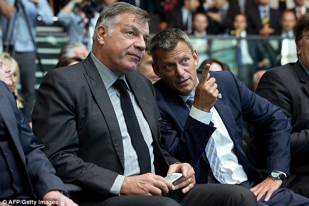 Ông Sam Allardyce (bên trái) (Ảnh: Daily Mail)