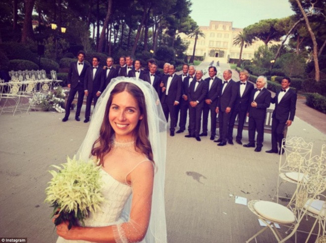 Cô dâu Jordan chụp ảnh cùng dàn phù rể. Lễ cưới tổ chức ở khách sạn Cap-Eden-Roc, vùng Antibes, đông nam nước Pháp, ước tính tiêu tốn khoảng 20 triệu USD, theo Pagesix.
