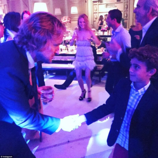 Owen Wilson, diễn viên nổi tiếng Hollywood làm phù rể, bắt tay với Baker, con trai nhà tài phiệt bất động sản Aby J.Rosen người Mỹ. 