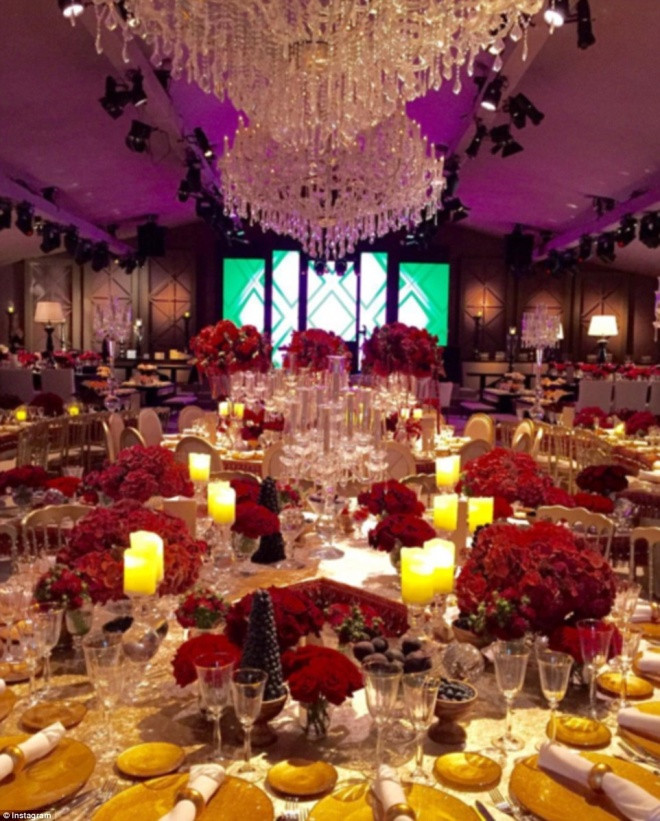 Lễ cưới chính thức được tổ chức vào ngày 24/9, sau đó, khách sẽ dùng tiệc trong căn phòng tràn ngập hoa hồng đỏ. 