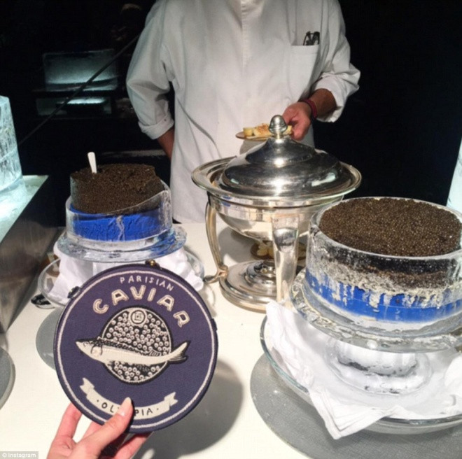 Trứng cá muối caviar phục vụ trong tiệc cưới. 