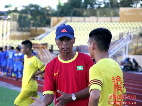 HLV Nguyễn Văn Thịnh chưa thể yên tâm cho lối chơi của các học trò mặc dù phía trước chỉ là vòng loại U.21 QG.