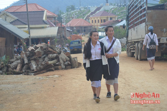 Nữ sinh Noọng Hét trên đường đến trường