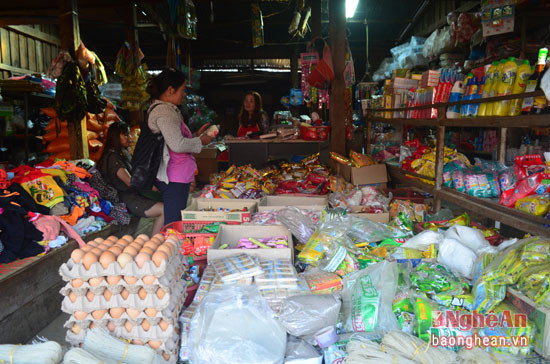 Cửa hàng tạp hóa của chị Vi Thị Hương tại thị trấn Noọng Hét