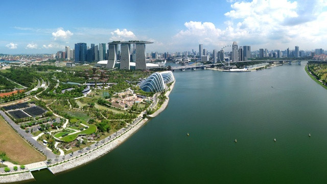 Hồ và đập chắn nước Marina là công trình chống lụt quan trọng của đất nước Singapore.