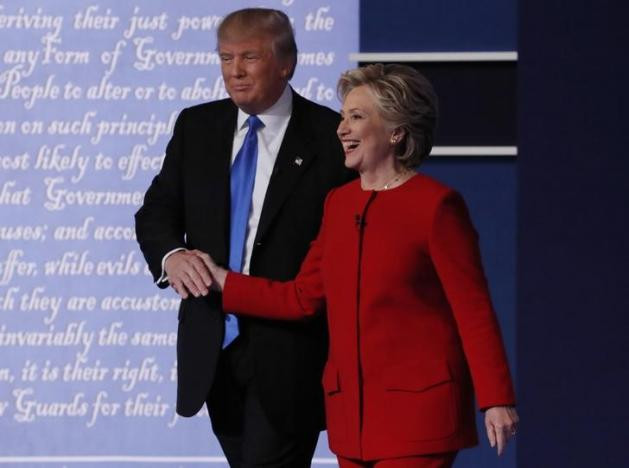 Ông Trump và bà Clinton bắt tay nhau sau buổi tranh luận nảy lửa. Ảnh: Reuters.