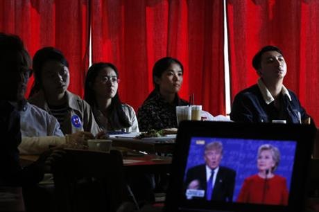 Sinh viên Trung Quốc trực tiếp xem buổi tranh luận giữa Trump-Clinton tại 1 quán café tại Bắc Kinh. Ảnh: AP