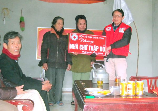 Lãnh đạo Hội chữ thập đỏ Thành phố Vinh trao tặng nhà tình nghĩa cho ông Nguyễn Văn Đồng - hộ nghèo xóm 14 Nghi Liên.