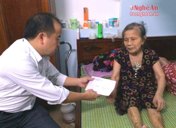 Lãnh đạo UBND phường Lê Lợi thăm hỏi gia đình đối tượng người khuyết tật có hoàn cảnh khó khăn hộ  bà Trần Thị Long ở khối 16.
