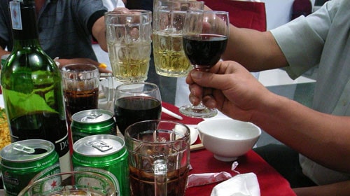 Rượu bia không chỉ gây hậu quả cho sức khỏe mà còn gây nhiều gánh nặng xã hội. Ảnh minh họa.
