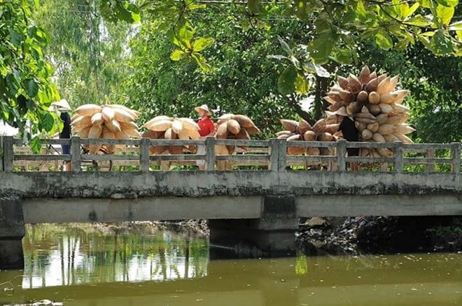 Đó hun được làm kỳ công, hun khói 3 lần cho lên màu. Đó hun bền hơn, không bị rêu bám và có giá khoảng 30.000-40.000 đồng một chiếc.