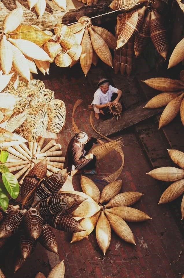 Người dân làng cho biết, làng nghề đan đó ở xã Thủ Sỹ, huyện Tiên Lữ, tỉnh Hưng Yên  đã có khoảng 240 năm, vẫn tồn tại và phát triển.