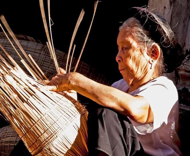 Rời tay cuốc, tay liềm, rời bàn học là trên tay người già đến người trẻ lại bắt tay vào nghề đan lát. Hàng ngày, trong làng, già trẻ nhộn nhịp phơi nan, đan đó, tạo thành bức tranh đặc sắc làng nghề nông thôn.     Công việc này góp phần mang đến 50% thu nhập của người dân trong xã.  