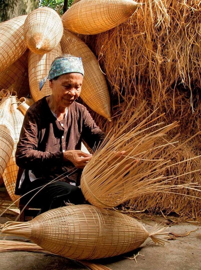 Nghề đan cần sự khéo tay và tỉ mỉ. Thế nhưng ở xã Tiên Lữ, cả người già lẫn trẻ nhỏ đều có thể tạo nên sản phẩm. Các cụ bà ở đây chia sẻ, họ bắt đầu đan đó từ khi 5 tuổi, thậm chí còn đùa rằng biết đan đó từ trong bụng mẹ.