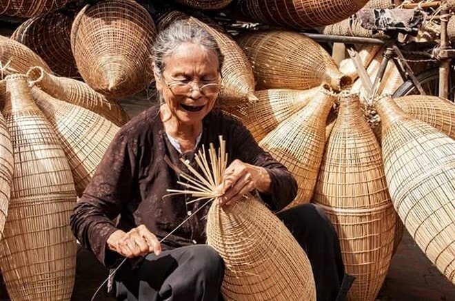 Một chiếc đó có thể chứa 8-9 kg cá, tôm, và là công cụ không thể thiếu để đánh bắt trên sông rạch, vùng chiêm trũng, đầm phá khắp miền Bắc.