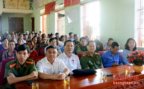 Các đại biểu tham dự hội nghị tiếp xúc cử tri tại xã Hòa Sơn, huyện Đô Lương.