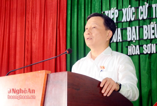 Đồng chí Lê Quang Huy- Phó Bí thư Tỉnh ủy thông báo dự kiến nội dung, chương trình kỳ họp thứ 2, Quốc hội khóa XIV tới đông đảo cử tri.