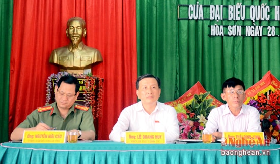 Đại biểu Quốc hội tiếp thu ý kiến cử tri.