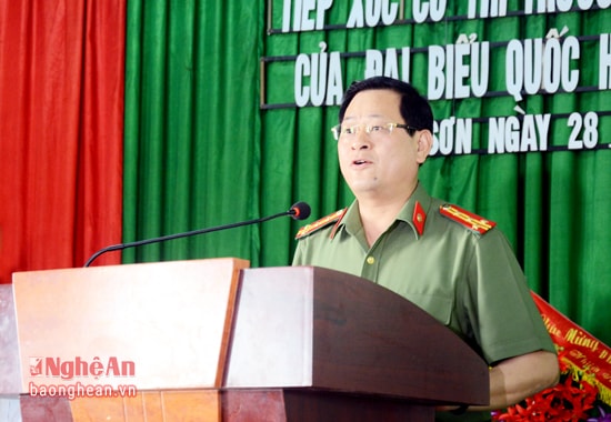Đồng chí Nguyễn Hữu Cầu giải trình các vấn đề cử tri quan tâm kiến nghị.
