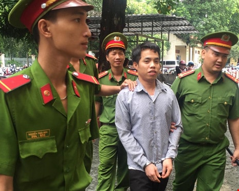 Bị cáo Phúc được dẫn về trại sau thiên toà Ảnh: Hoàng Yến
