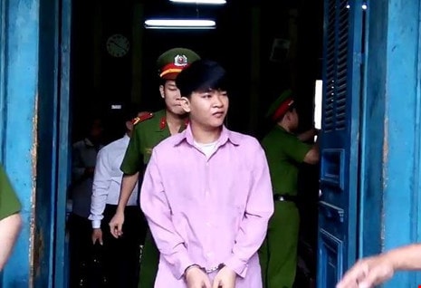 Nam nhìn người thân trước khi theo công an dẫn giải về trại giam