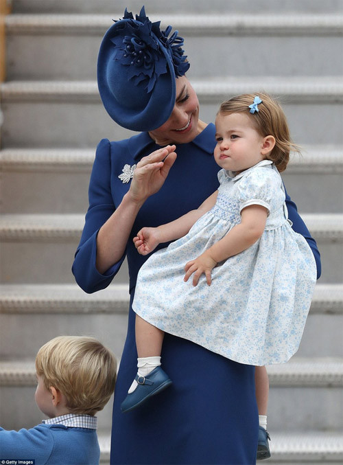 Hoàng từ George và tiểu công chúa Charlotte diện trang phục tông xanh