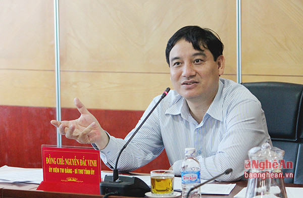Bí thư Tỉnh ủy Nguyễn Đắc Vinh đề nghị ngành thuế tích cực phối hợp với các ngành chức năng khuyến khích phát triển kinh doanh trên địa bàn, tăng cường nguồn thu ngân sách.