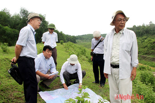 Đoàn chuyên gia JICA khảo sát các công trình thủy lợi tại xã Hòa Sơn, Đô Lương. Ảnh: Cảnh Nam