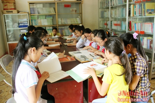 Học sinh THCS đọc sách tại Thư viện nhà trường.