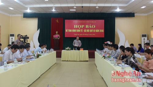 Toàn cảnh buổi họp báo.